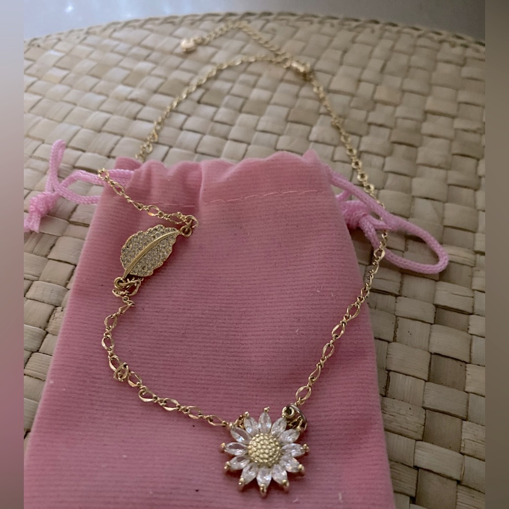 Sunflower necklace 🌻 little use in perfect condition